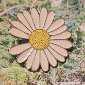 Cute Daisy Enamel Pin Cottagecore Floral Brooch Trendy Backpack Accessory